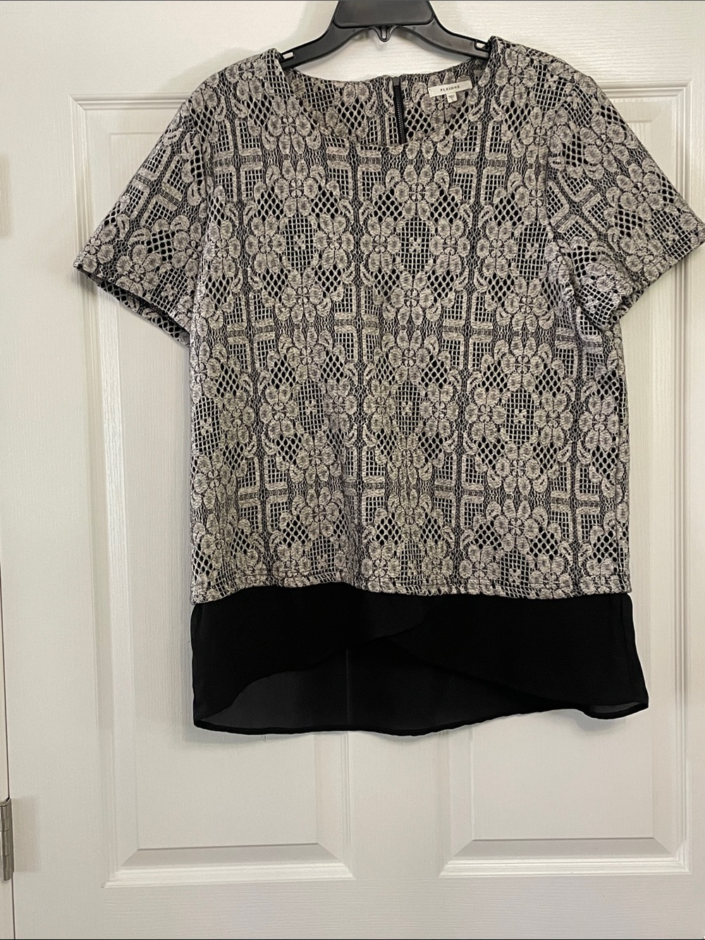 Pleione Black and White Lace-Pattern Short Sleeve Top L